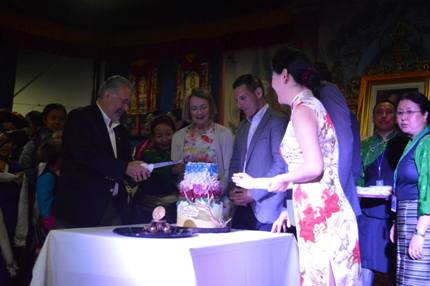 Sheng Xue and MPs and other guests cutting the birthday cake